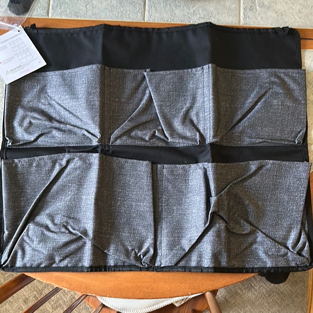 NWT- Thirty-one hang I pocket organizer in charcoal crosshatch.